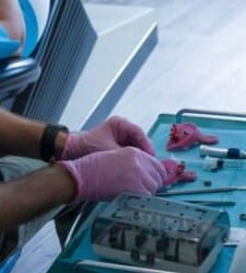 Зубной техник работает над протезом